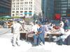 Рядом с World Trade Center люди играют (на деньги) в шахматы, нарды и другие игры
