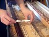 Удаление пыли из пианино онлайн с помощью зубной щётки