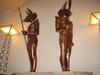 Luxor -hotel v egipetskom stile, eti statui stoyat vnutri