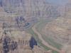 Vid na Grand Canion s vertoleta, vnizu reka Kolorado